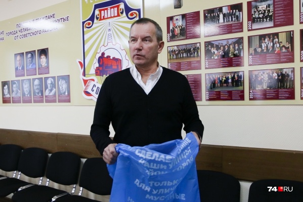 Владислав Макаров показал, насколько прочен мешок. Для убедительности глава Советского района был даже готов посадить в него кого-то из журналистов Владислав Макаров показал, насколько прочен мешок. Для убедительности глава Советского района был даже готов посадить в него кого-то из журналистов 