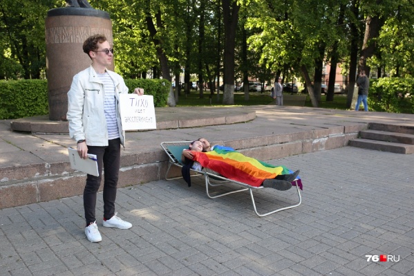 Активисты устроили минутную акцию на площади Волкова Активисты устроили минутную акцию на площади Волкова
