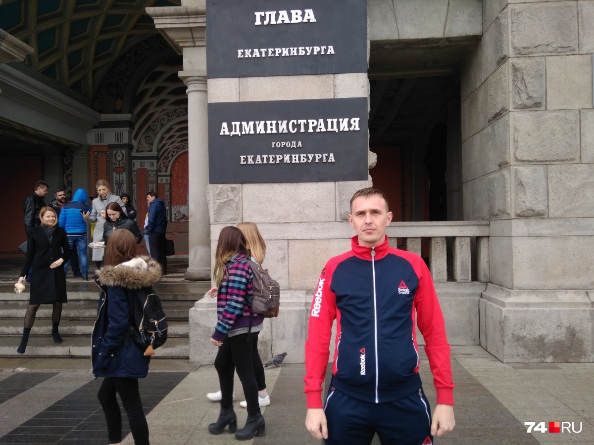 Дмитрий Золотов во время сбора около администрации Екатеринбурга в период острой фазы конфликта клиентов с автосалоном Дмитрий Золотов во время сбора около администрации Екатеринбурга в период острой фазы конфликта клиентов с автосалоном