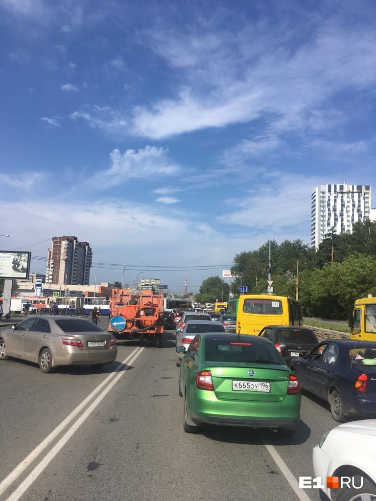 Кто-то даже пересекает двойную сплошную Кто-то даже пересекает двойную сплошную