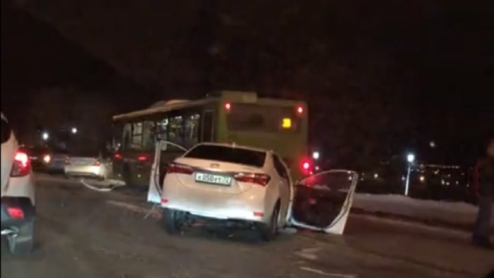 В аварии с двумя автобусами на Луначарского пострадали три пассажира