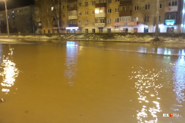 Вода заливает проезжую часть Вода заливает проезжую часть
