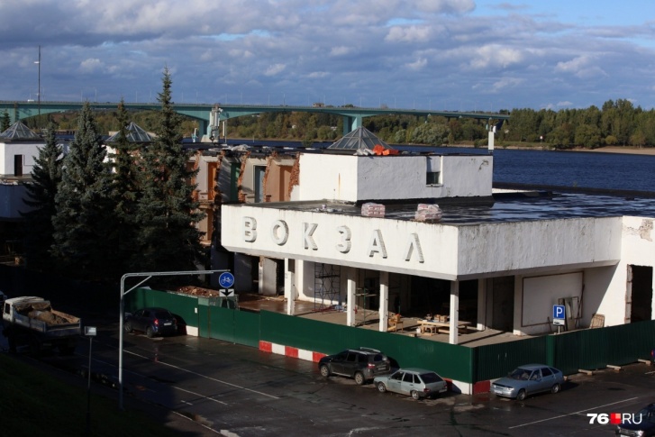 Со здания на Волжской набережной снимут буквы «речной вокзал»<br> Со здания на Волжской набережной снимут буквы «речной вокзал»<br>