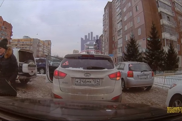 Женщина на Hyundai хотела сдать назад, а мужчина — проехать вперед Женщина на Hyundai хотела сдать назад, а мужчина — проехать вперед