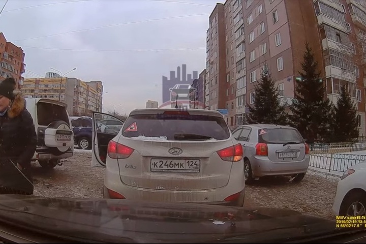 Женщина на Hyundai хотела сдать назад, а мужчина — проехать вперед Женщина на Hyundai хотела сдать назад, а мужчина — проехать вперед