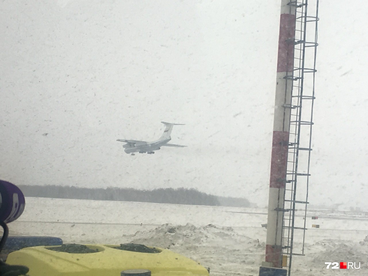 Военный борт садится в аэропорту Тюмени Военный борт садится в аэропорту Тюмени