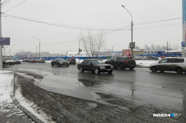 Из-за вечернего снега город покрылся лужами Из-за вечернего снега город покрылся лужами