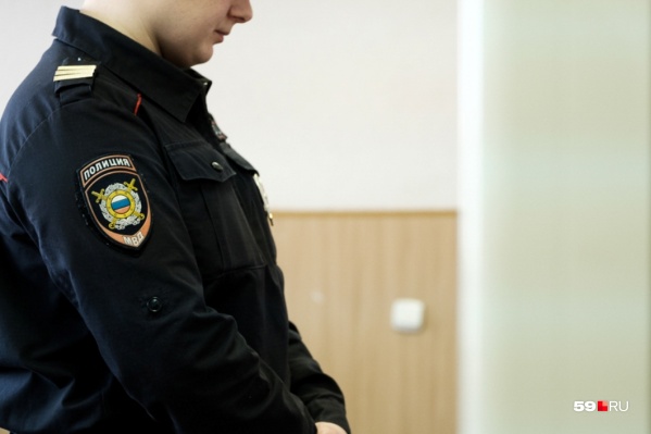 В суд обвиняемого доставили под конвоем В суд обвиняемого доставили под конвоем