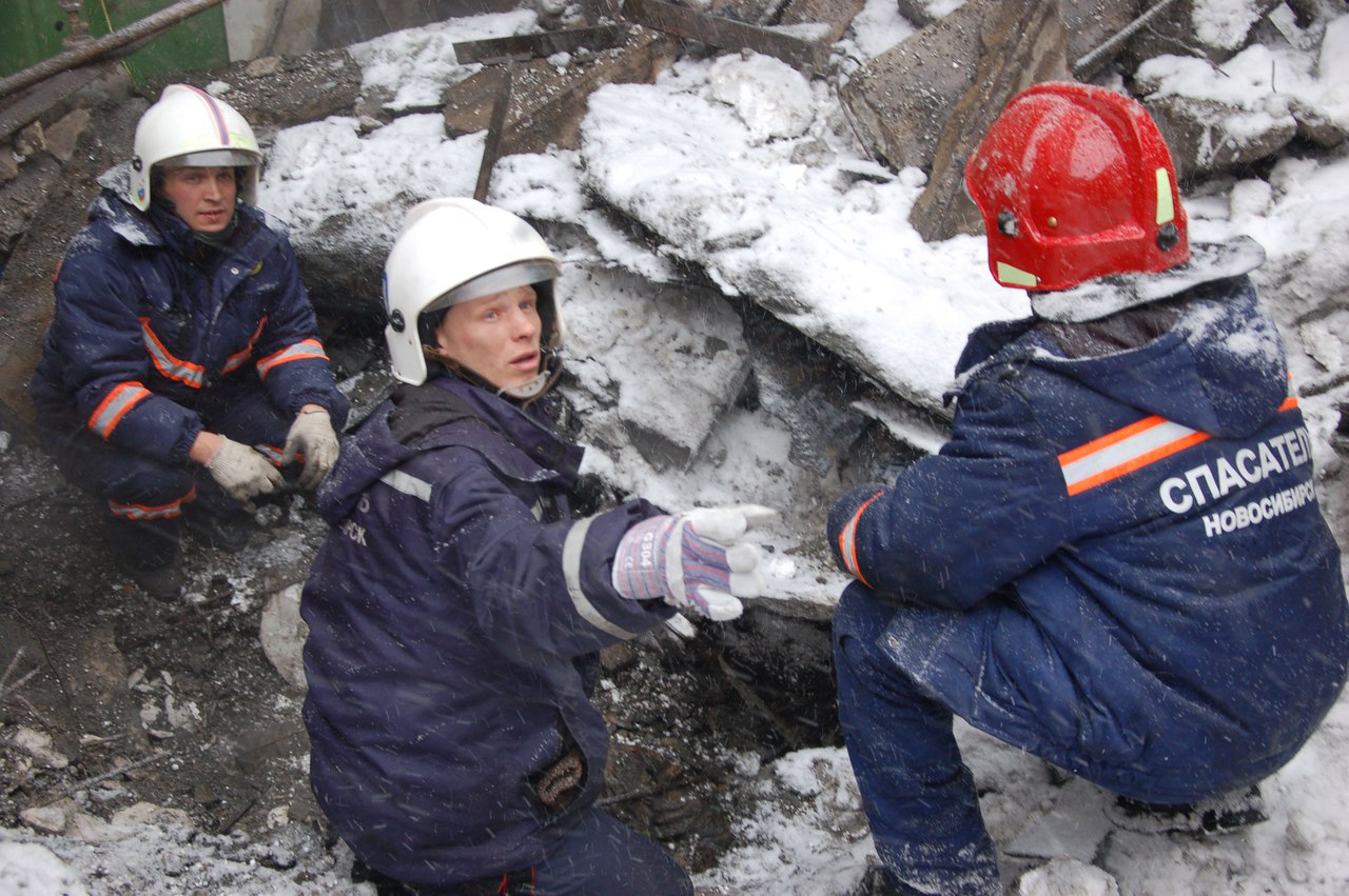 Рабочего завалило землёй в посёлке под Новосибирском
