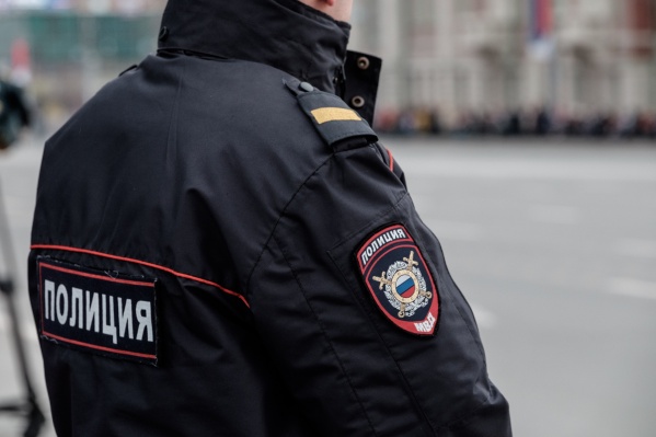 На место происшествия в Октябрьском районе прибыли сотрудники полиции и скорой помощи. Ребёнок был госпитализирован На место происшествия в Октябрьском районе прибыли сотрудники полиции и скорой помощи. Ребёнок был госпитализирован 