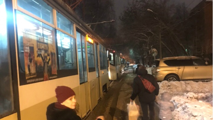 В центре Ярославля встали в пробку трамваи: в чём причина