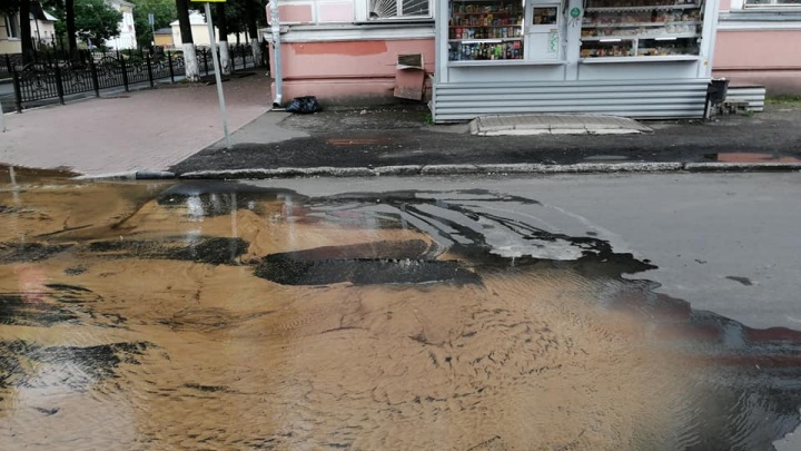 «Вода растеклась по всей дороге»: в центре Ярославля из-за аварии затопило улицу