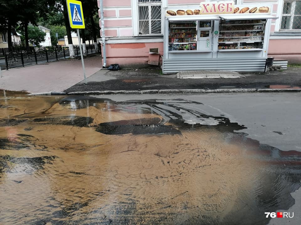 «Вода растеклась по всей дороге»: в центре Ярославля из-за аварии затопило улицу