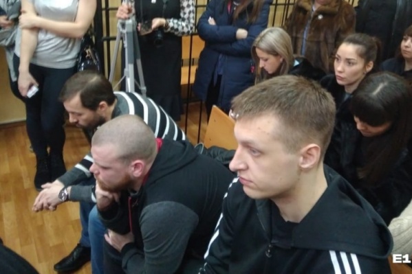 Слева направо — Анатолий Быков, Егор Ялунин, Дмитрий Панов. Суд признал, что они избивали задержанного Слева направо — Анатолий Быков, Егор Ялунин, Дмитрий Панов. Суд признал, что они избивали задержанного