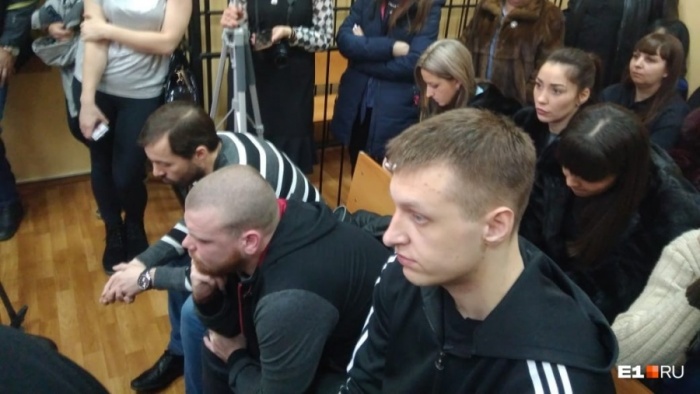 Слева направо — Анатолий Быков, Егор Ялунин, Дмитрий Панов. Суд признал, что они избивали задержанного Слева направо — Анатолий Быков, Егор Ялунин, Дмитрий Панов. Суд признал, что они избивали задержанного