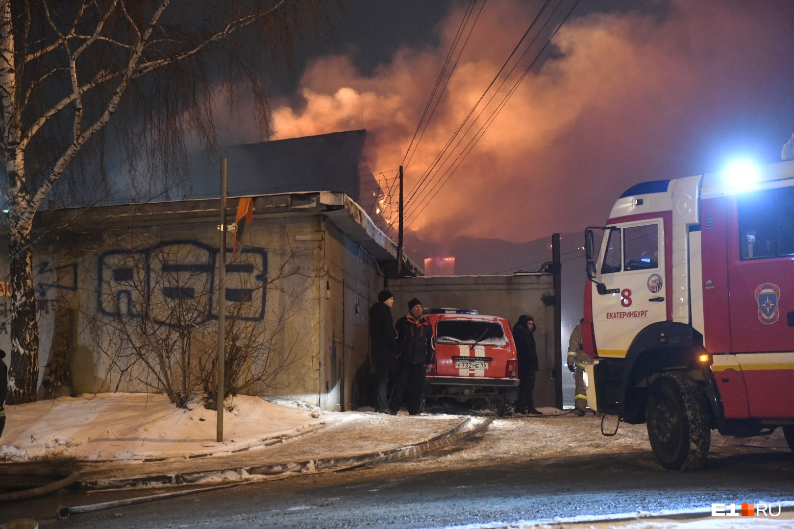 Новости екатеринбурга пожар. Пожар в Екатеринбурге. Пожар на Радищева. Пожар в Екатеринбурге сегодня ночью. Сгорел дом 30 декабря в Екатеринбурге 3 этажный.