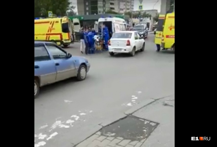 На место аварии тут же приехали две машины реанимации На место аварии тут же приехали две машины реанимации