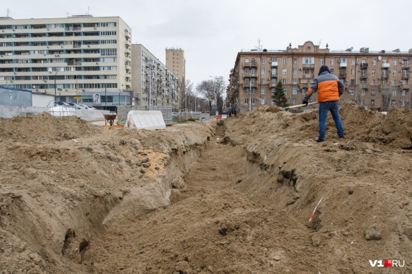 Рабочие обещали расправиться с траншеей за три-четыре дня Рабочие обещали расправиться с траншеей за три-четыре дня