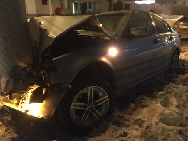 Девушка, управлявшая автомобилем, получила серьёзные травмы головы Девушка, управлявшая автомобилем, получила серьёзные травмы головы