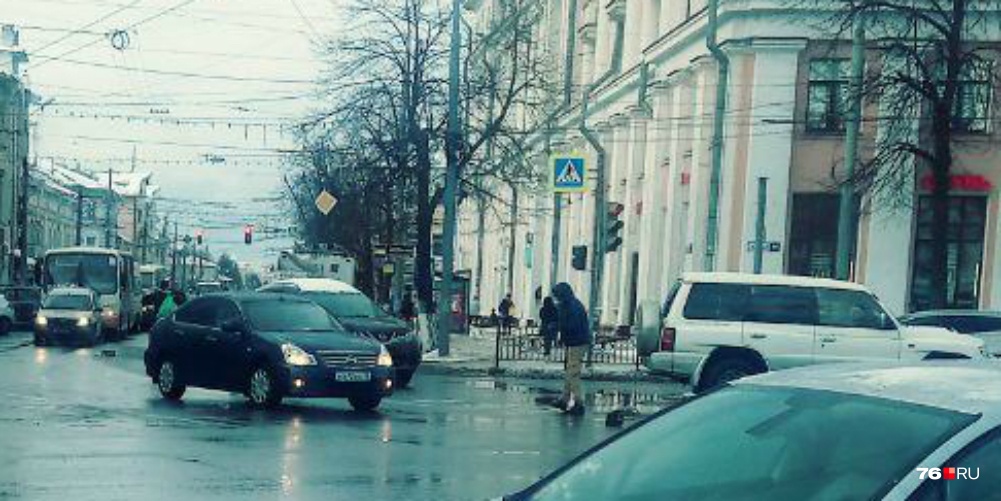 «Оторвал номера у машины и орёт»: по Ярославлю ходит неадекватный мужчина. Видео