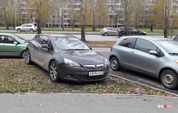 Осенняя распутица помогает автохамам растаскивать грязь по всему Екатеринбургу Осенняя распутица помогает автохамам растаскивать грязь по всему Екатеринбургу
