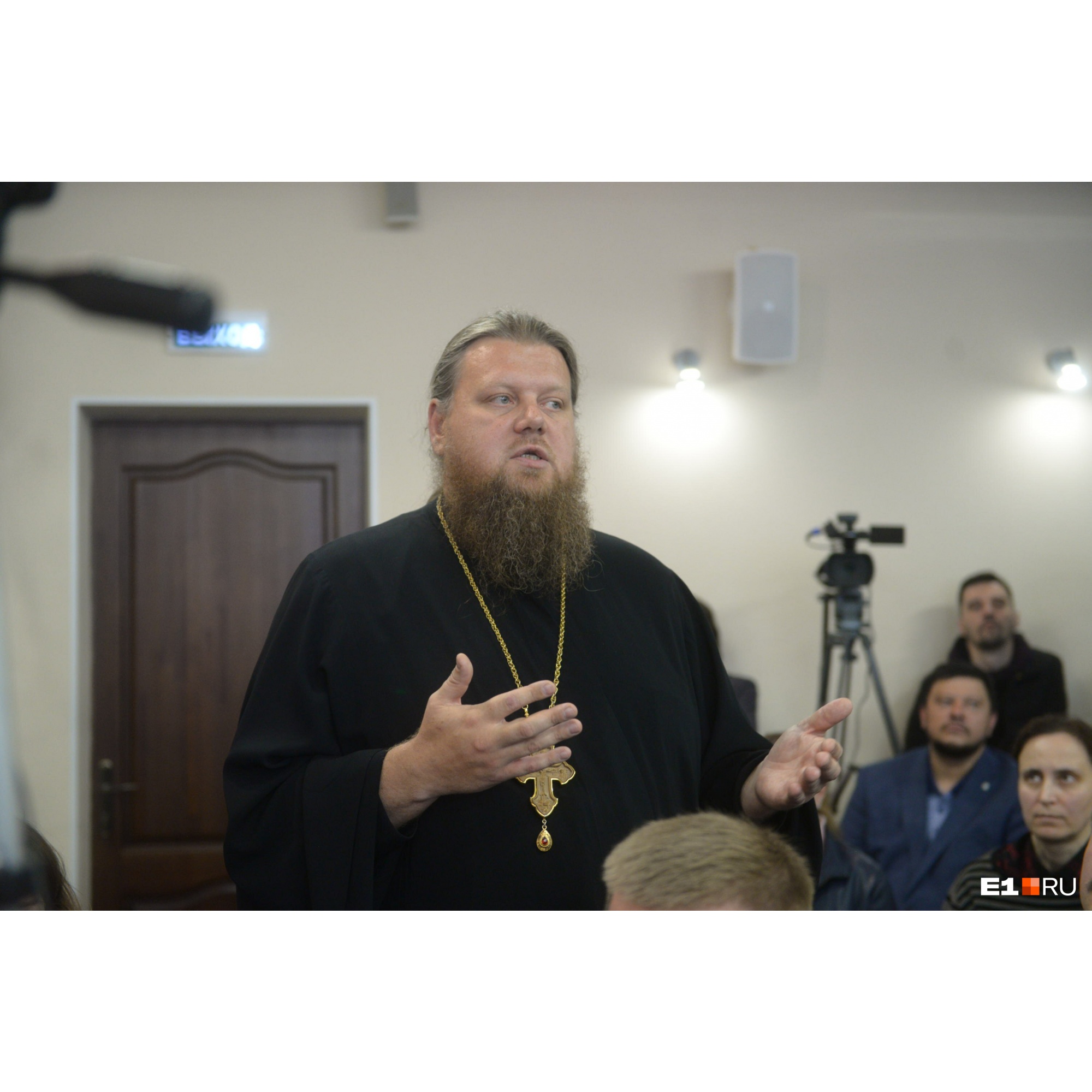 Отец Максим Миняйло представил отца Вениамина и попросил собравшихся выслушать обращение Отец Максим Миняйло представил отца Вениамина и попросил собравшихся выслушать обращение