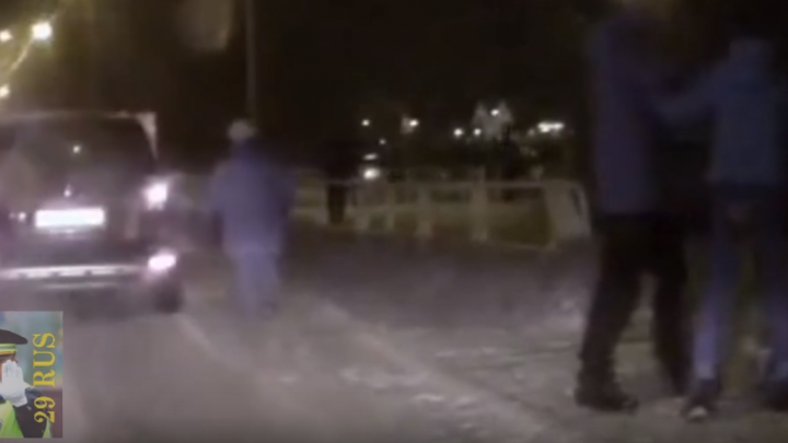 В Северодвинске ищут водителя, который ударом сбил с ног пенсионерку, попортившую его машину тростью
