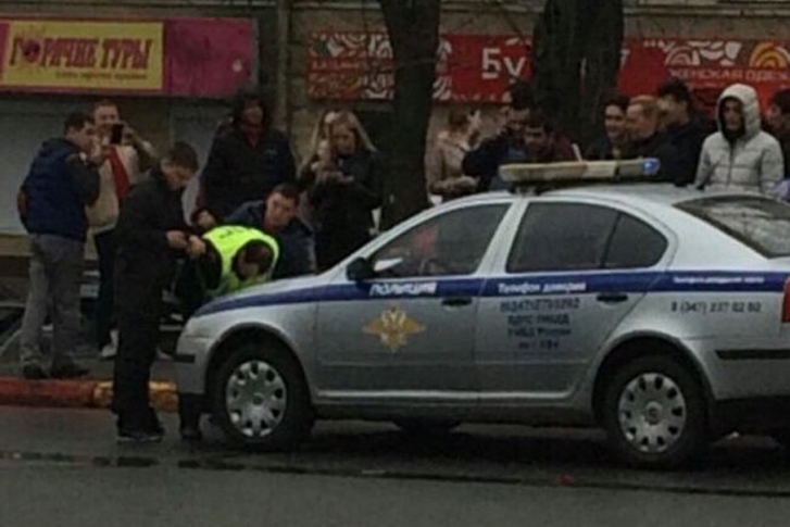 Задержание на сотовые телефоны снимали прохожие люди Задержание на сотовые телефоны снимали прохожие люди