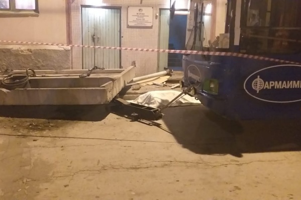 Поздно вечером троллейбус в депо повалил бетонный козырёк на двух женщин Поздно вечером троллейбус в депо повалил бетонный козырёк на двух женщин