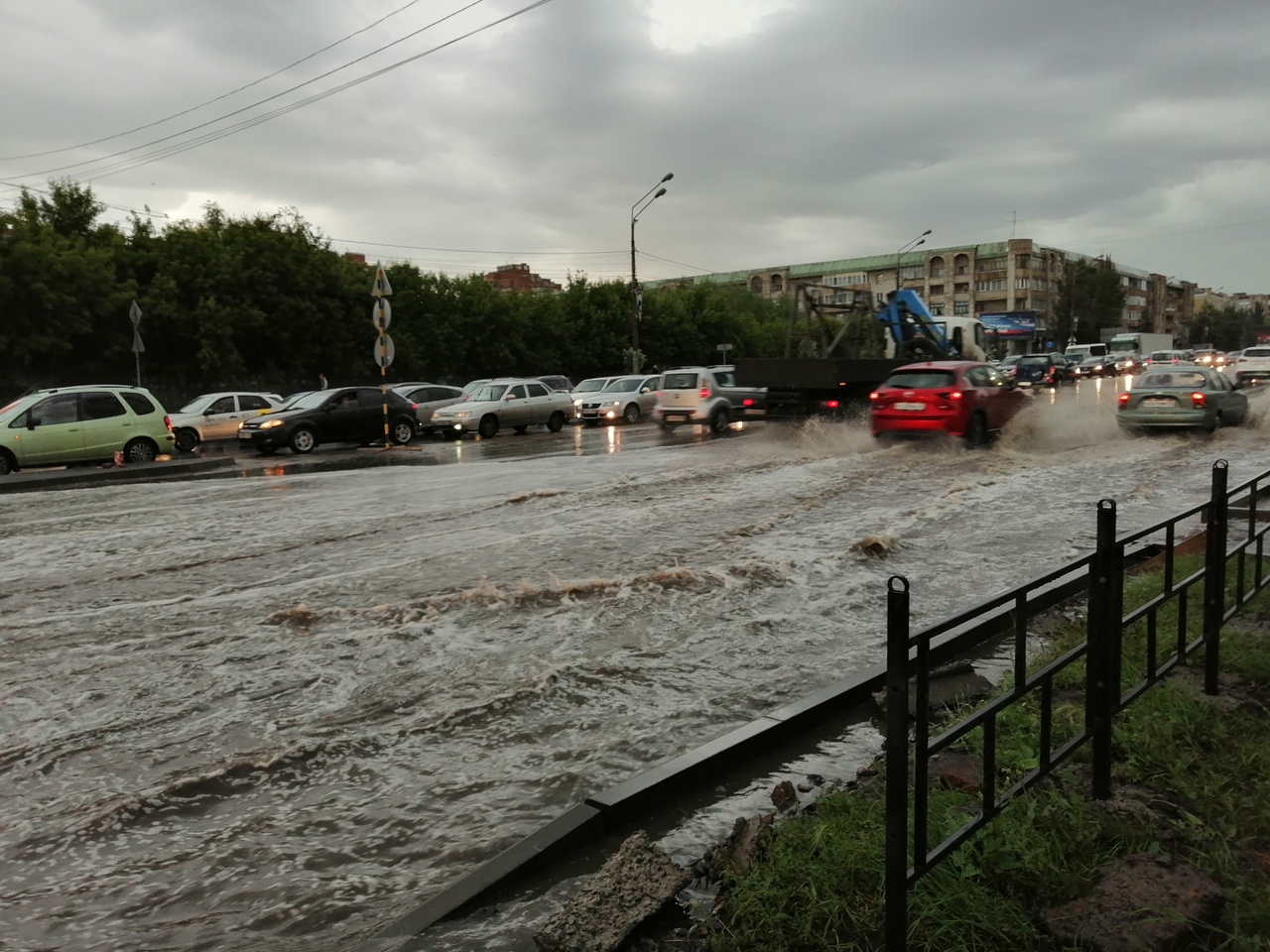 Омск дождь. Ливень в Омске. Омск затопило. Сильные дожди Омск. Омск после дождя.