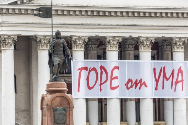Волгоградцев приглашают на спектакль яркой вывеской на театре Волгоградцев приглашают на спектакль яркой вывеской на театре 