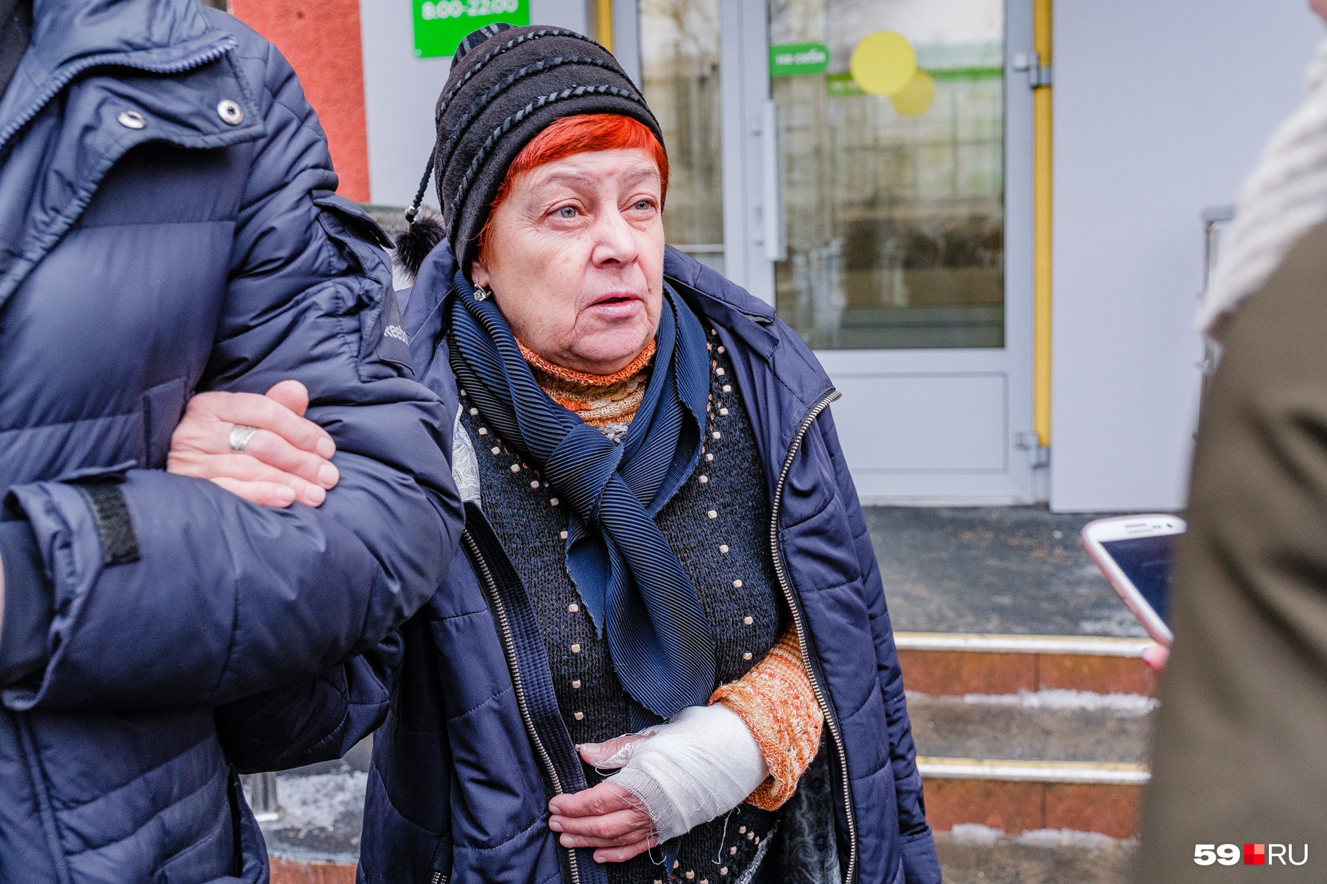 Женщина упала прямо возле больницы Женщина упала прямо возле больницы