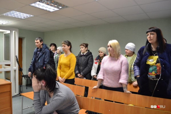 14 потерпевших на суде не могли сдержать эмоции, подсудимая прятала лицо 14 потерпевших на суде не могли сдержать эмоции, подсудимая прятала лицо