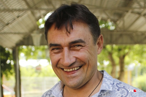 48-летнего актёра искупали в честь награждения в бассейне 48-летнего актёра искупали в честь награждения в бассейне