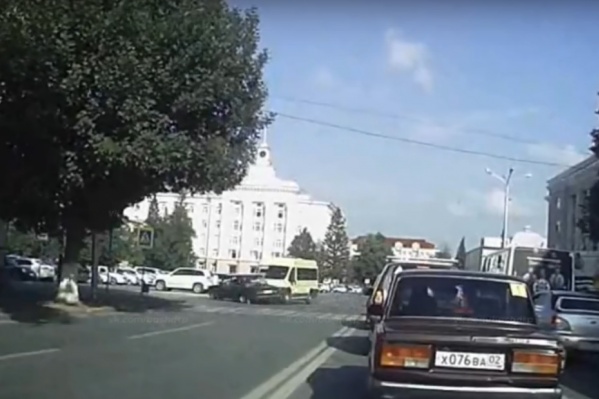 Видно, что маршрутка едет по главной, а ВАЗ пытается пролететь Видно, что маршрутка едет по главной, а ВАЗ пытается пролететь