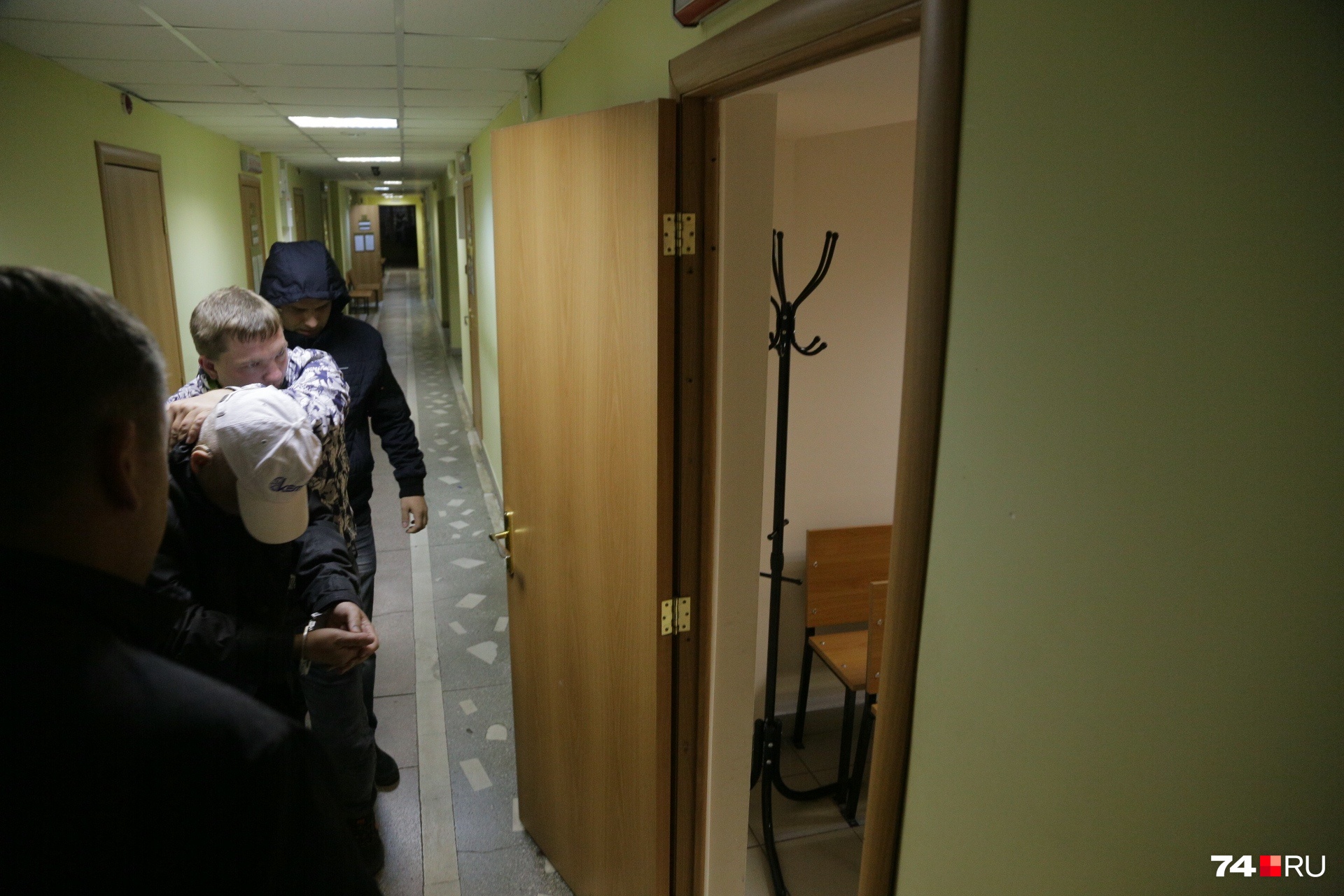 Подозреваемого сопровождали оперативники Подозреваемого сопровождали оперативники