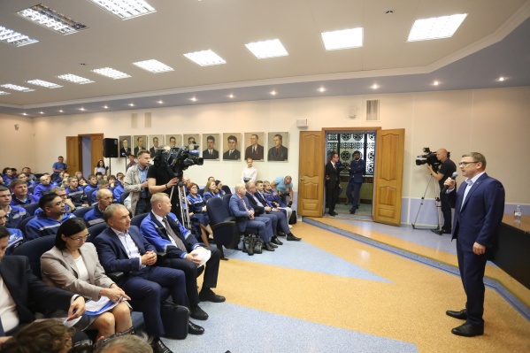 Встреча главы региона с рабочими больше похожа на пресс-конференцию Встреча главы региона с рабочими больше похожа на пресс-конференцию
