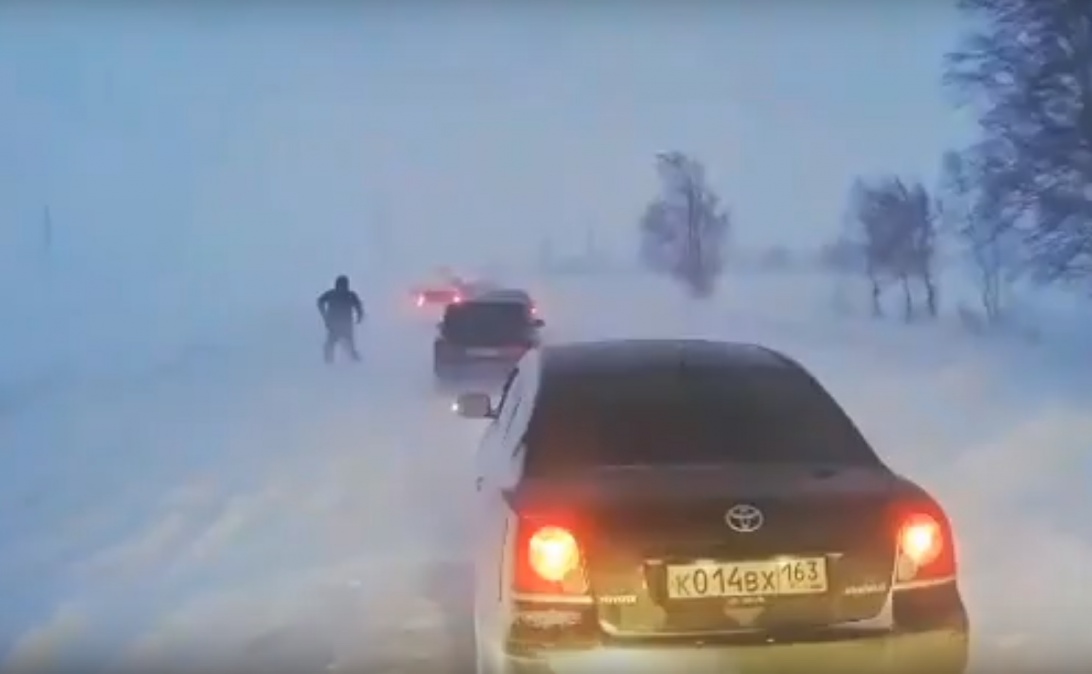 Машины встали в огромную пробку Машины встали в огромную пробку