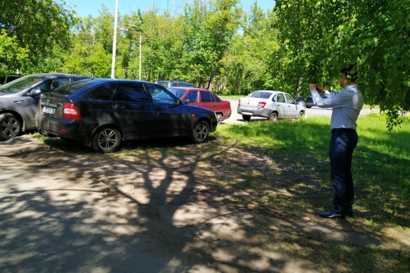 Машины на стихийной парковке у КМЗ зафиксированы, личности владельцев установят Машины на стихийной парковке у КМЗ зафиксированы, личности владельцев установят