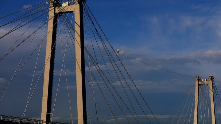 Екатеринбургский экстремал прошел по стропе над Вантовым мостом в Красноярске