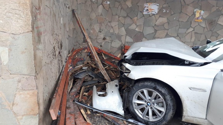 ДТП в Башкирии: водитель въехал в остановку на трассе