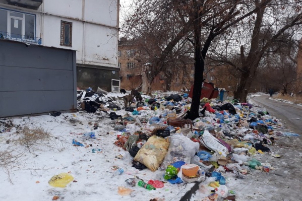 Свалка во дворе не просто не исчезает, она разрастается Свалка во дворе не просто не исчезает, она разрастается