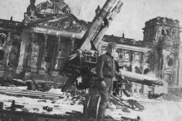 Усталая улыбка победителя из далекого 1945 года. Снимок был сделан 7 мая напротив разбитого Рейхстага Усталая улыбка победителя из далекого 1945 года. Снимок был сделан 7 мая напротив разбитого Рейхстага