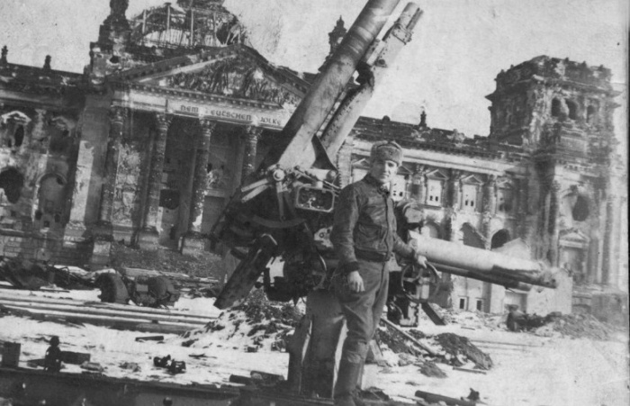 Усталая улыбка победителя из далекого 1945 года. Снимок был сделан 7 мая напротив разбитого Рейхстага Усталая улыбка победителя из далекого 1945 года. Снимок был сделан 7 мая напротив разбитого Рейхстага
