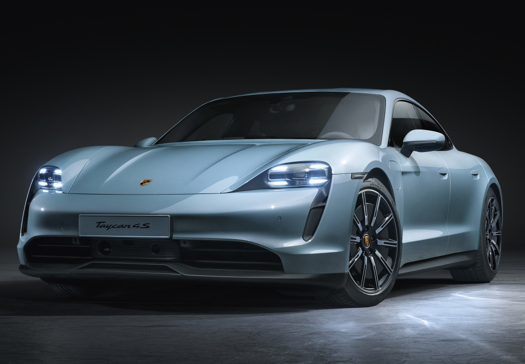 По размеру и формату Taycan близок к Porsche Panamera, но привод — только электрический По размеру и формату Taycan близок к Porsche Panamera, но привод — только электрический