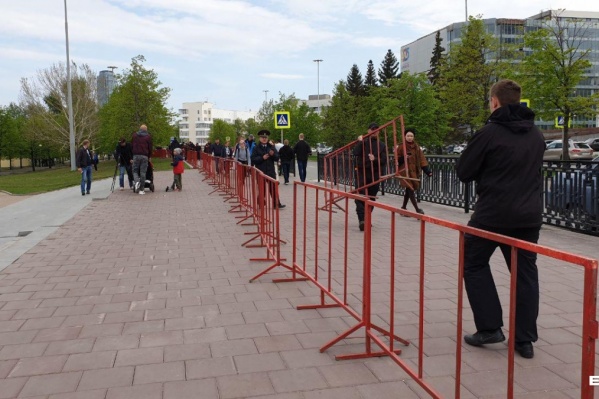 Сквер вчера был огорожен красным забором Сквер вчера был огорожен красным забором