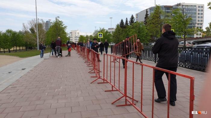 Сквер вчера был огорожен красным забором Сквер вчера был огорожен красным забором