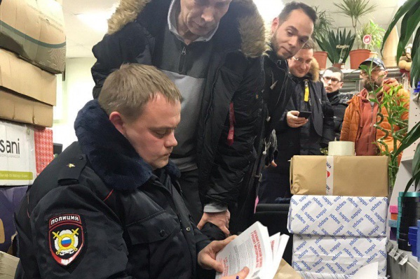 Полиции с трудом удалось найти понятых: из шести человек согласилось только двое. Остальные разворачивались, когда видели листовки Полиции с трудом удалось найти понятых: из шести человек согласилось только двое. Остальные разворачивались, когда видели листовки