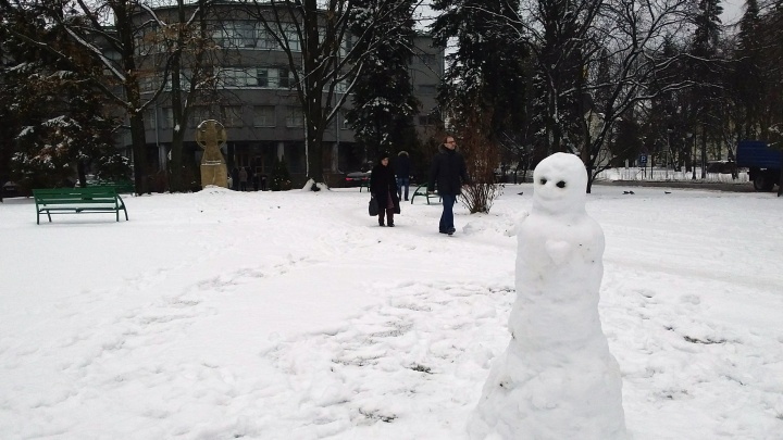 В Нижегородском кремле слепили забавного снеговика, но прожил он недолго