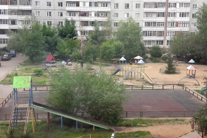 На баскетбольной площадке разобрали щиты, лавочки и забор На баскетбольной площадке разобрали щиты, лавочки и забор